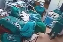 Chuyện như đùa bác sỹ đánh ý tá trong phòng phẫu thuật