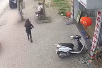 Lạnh gáy: Mẹ quên tắt máy, con vít ga xe vọt húc gốc cây