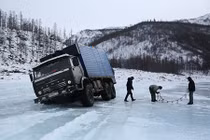 Hành trình rợn gáy trên băng đưa thức ăn tới Siberia