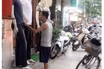 Hành động của cha già trước cửa hàng quần áo làm nhiều người rơi lệ