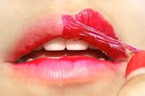 Cảnh báo mối nguy hại của miếng dán xăm môi