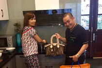 Hot Face sao Việt 24h: Xuân Hinh mua quà “nịnh” vợ 