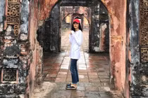 Quay lại với Cường Đô la, Hạ Vi lại lộ gu thời trang “thảm họa“?