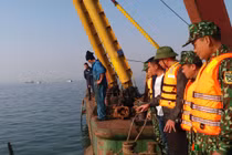 Đâm sà lan, tàu du lịch chở 31 khách chìm ở Quảng Ninh