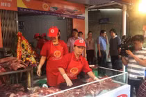 Người bán thịt lợn từng bị hắt chất bẩn giờ ra sao? 