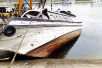 Đang trục vớt tàu du lịch bị chìm ở âu cảng Tuần Châu