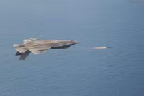 Tròn mắt xem máy bay F-35C Mỹ lộn ngược phóng tên lửa 