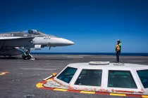 Tận mắt chứng kiến F/A-18 quần thảo liên tục trên Biển đông