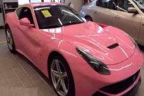 Ferrari F12 màu hồng quyến rũ xuất hiện trên phố