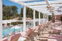 Khách sạn siêu đẹp Beverly Hills bỗng bị sao tẩy chay