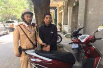Trộm xe máy gắn GPS, "đạo chích" bị CSGT tóm sống