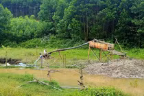 Đi đào vàng với chồng, vợ bị nước cuốn mất tích