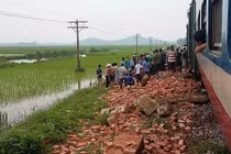 Ảnh: Hiện trường tàu hỏa đâm ô tô chở gạch làm một người tử vong