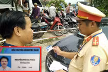 Đi ô tô hết hạn kiểm định rút thẻ VTV giả “xin” CSGT Hà Nội