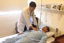 Thủng ruột vì nuốt nhầm tăm khi nhậu