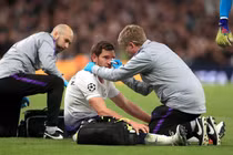Vertonghen đổ máu mũi, nôn ọe khi cố thi đấu sau pha va chạm mạnh