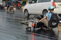 Ảnh: Nhiều xe máy trượt ngã trên “con đường ma” ở Hà Nội