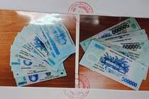 Hai nữ quái móc ví khách nước ngoài, đang chia tiền thì bị công an bắt