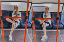 Sam mạnh tay chi 150 triệu cho set đồ hàng hiệu đi xe bus 