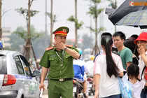 Công an Hà Nội mướt mồ hôi, đội nắng đảm bảo an ninh dịp lễ 30/4