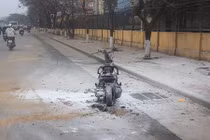 Hà Nội: Liều mạng lấy đồ trong xe đang cháy ngùn ngụt