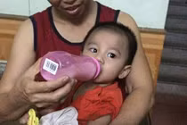 Hà Nội: Bé trai gần một tuổi bị bỏ rơi dưới gầm xe ô tô 