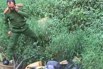 Hãi hùng thi thể người đàn ông dưới cống cùng xe máy