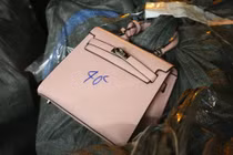 Thu giữ hơn 1.000 túi xách nhái Dior, Hermes, LV… bán 40 nghìn đồng/chiếc