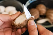 Cách gọt khoai sọ không bao giờ bị ngứa tay 