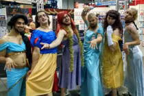 Video: Cười nghiêng ngả những màn cosplay thảm họa