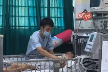 Con sốt cao, gia đình tự điều trị khiến bé liệt nửa người