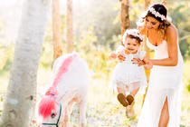 Tan chảy với chùm ảnh mẹ và con gái diện váy cưới 