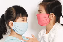 Nhiễm khuẩn đường hô hấp ở trẻ cực nguy hiểm lúc chuyển mùa