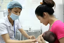 Nóng lòng chờ kết luận vắc xin khiến trẻ tử vong