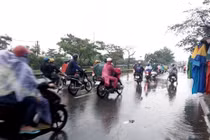 Mưa trái mùa tăng, chống ngập thêm vất vả