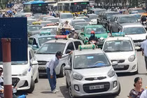 Taxi “quây” cổng bệnh viện, dàn hàng bịt đường xe cấp cứu