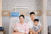 Bà xã Đình Trọng xinh đẹp rạng ngời dù mới vượt cạn