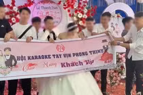 Hội bạn đi đám cưới mang theo băng rôn phản cảm, kém duyên
