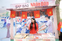 Giới trẻ hào hứng xếp hàng nhận ấn phẩm đặc biệt Báo Nhân Dân