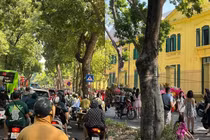 Đông nghịt người “săn nắng” mùa thu trên phố Phan Đình Phùng