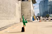 Báo Hàn Quốc đồng loạt viết về du khách Việt tập yoga tại Gyeongbokgung