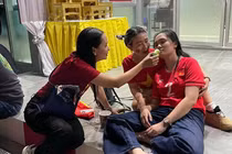 Ăn mừng quá sức, bà xã Duy Mạnh được hộ tống ra ngoài sân