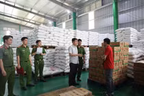 Đột kích xưởng sản xuất bột nêm, dầu ăn, mì chính giả