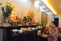 Không nên đặt cành vàng, lá ngọc lên bàn thờ? 