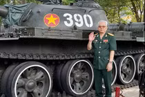 Khoảnh khắc xe tăng 390 húc đổ cổng Dinh Độc Lập: 'Mệnh lệnh từ trái tim'