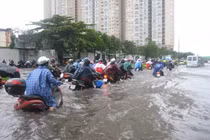TP HCM tê liệt vì chìm trong biển nước