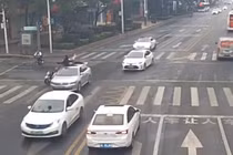 Vượt đèn đỏ, va chạm ô tô, 2 nữ sinh bay lên nóc xe