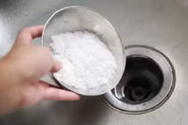 Công dụng bất ngờ khi đổ muối xuống đường ống thoát nước