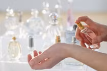 Đây là những vị trí xịt nước hoa trên cơ thể giữ mùi được lâu nhất
