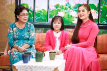 Đưa con riêng về ra mắt, biểu hiện của mẹ chồng thật xúc động 